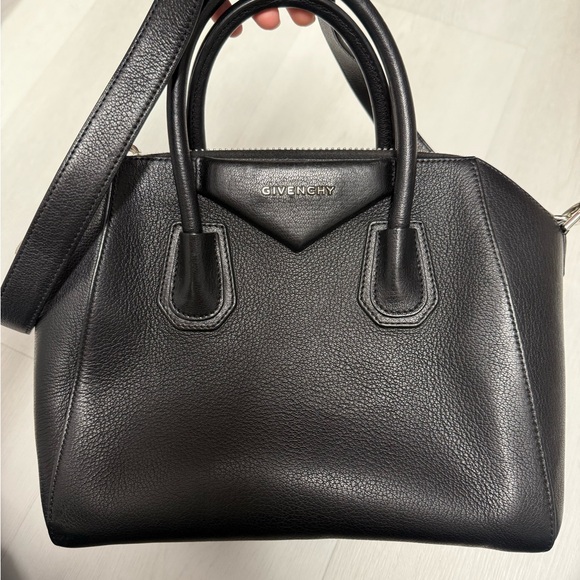 Givenchy Antigona small top handle bag in black leather - Picture 2 of 9